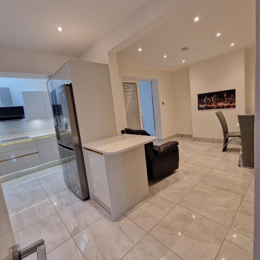 Delightful & Spacious Guest House In Farnworth Near Bolton Hospital Exteriér fotografie