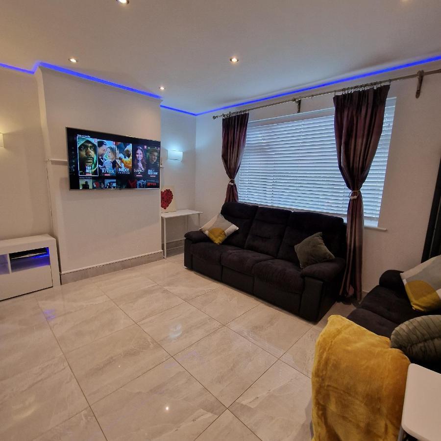 Delightful & Spacious Guest House In Farnworth Near Bolton Hospital Exteriér fotografie