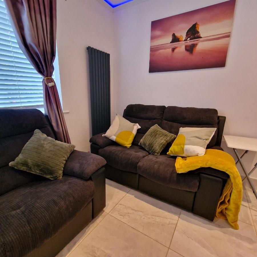 Delightful & Spacious Guest House In Farnworth Near Bolton Hospital Exteriér fotografie