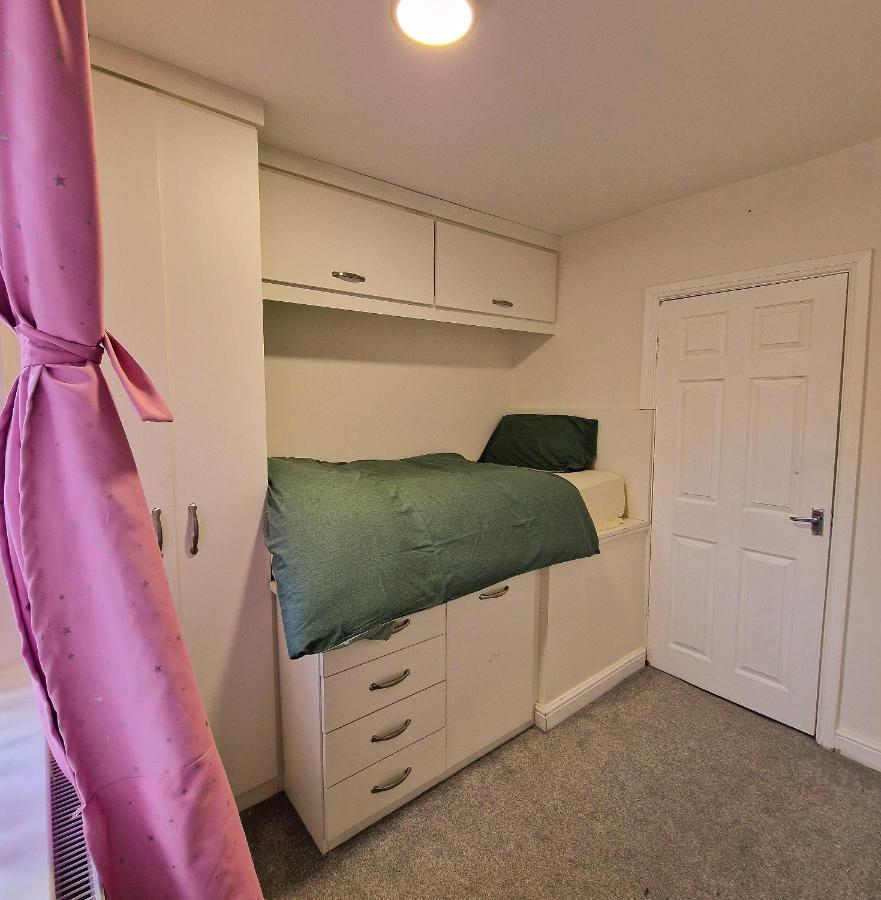 Delightful & Spacious Guest House In Farnworth Near Bolton Hospital Exteriér fotografie