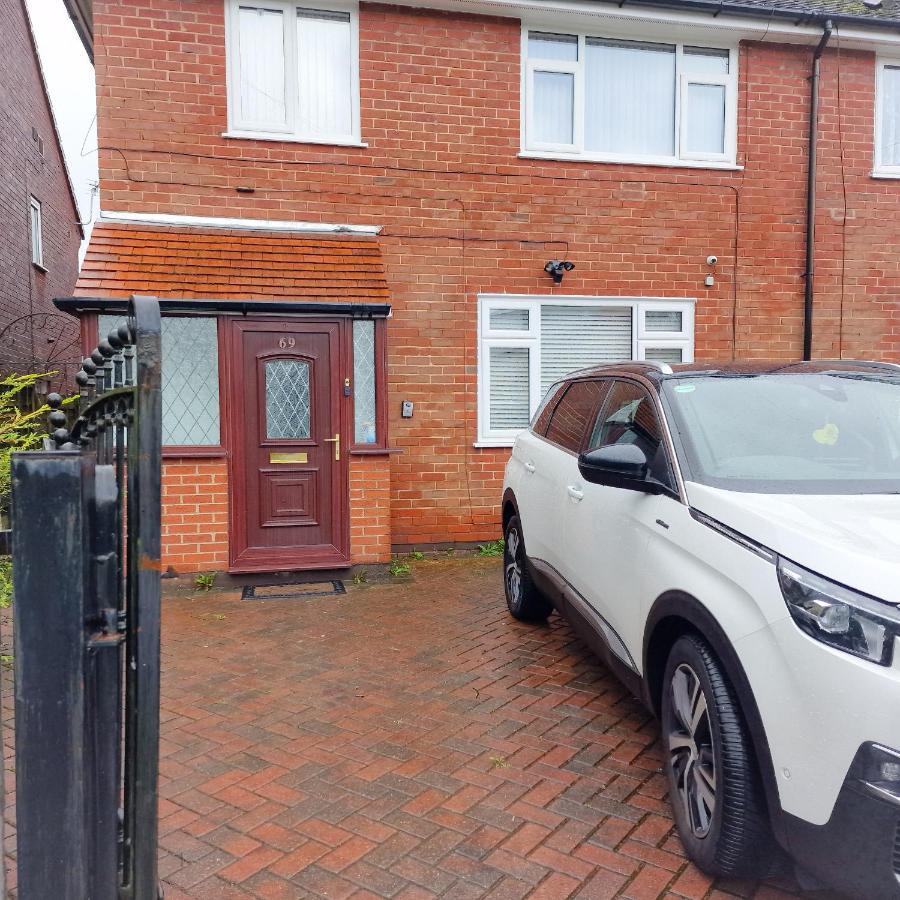 Delightful & Spacious Guest House In Farnworth Near Bolton Hospital Exteriér fotografie