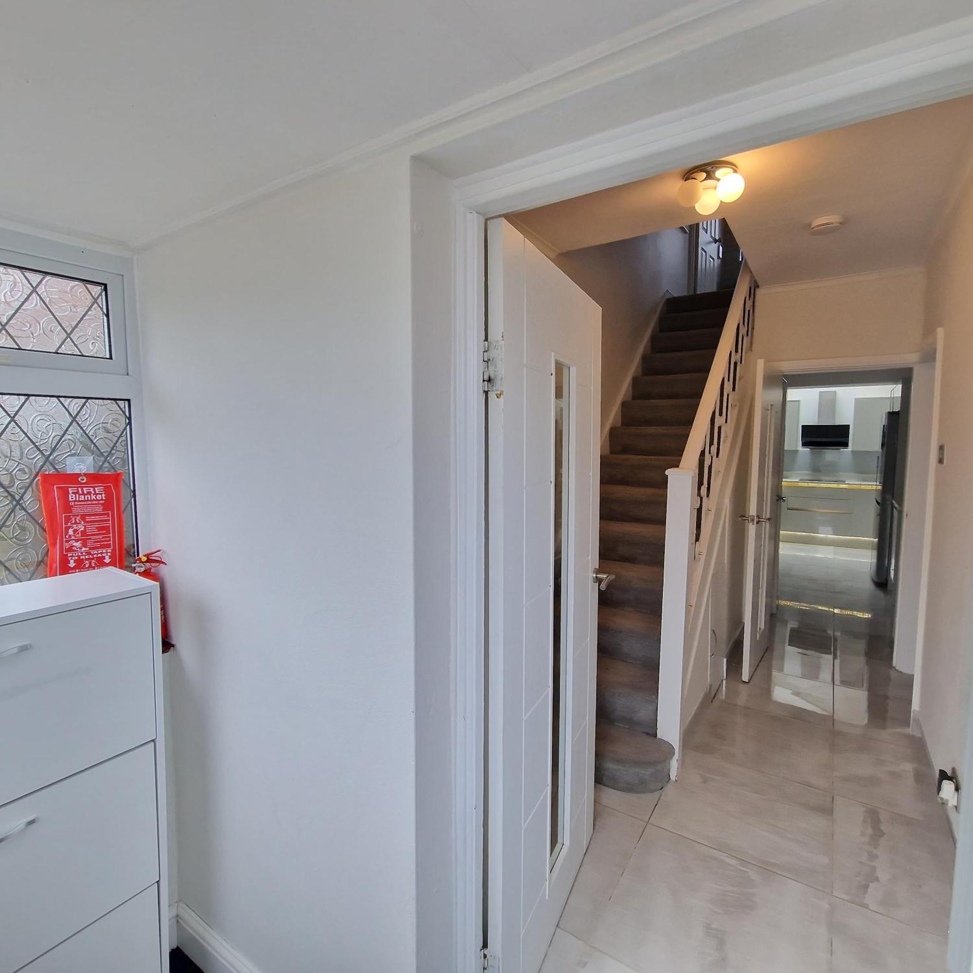 Delightful & Spacious Guest House In Farnworth Near Bolton Hospital Exteriér fotografie